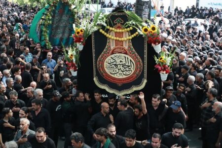 میراثی صدساله در سوگ سقای کربلا؛ نخل‌گردانی باشکوه جهادیه سمنان