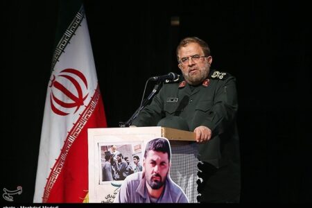 سرلشکر ایزدی: با موشک‌هایمان  ناو هواپیمابر آمریکایی را هدف قرار دادیم